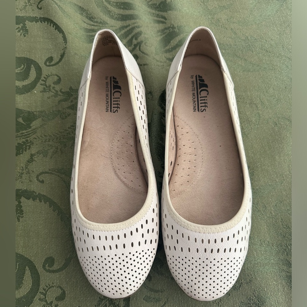 CLIFFS BY WHITE MOUNTAIN Women's Cindy Cushioned Ballet Flat